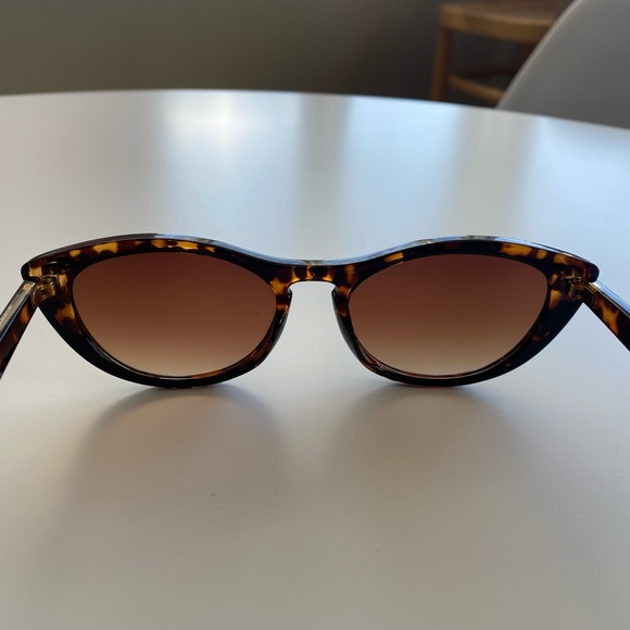 90s Vintage Look Cat Eye Tortoiseshell Sunglasses 🕶 - Picture 8 of 10